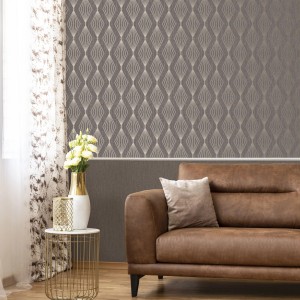 Boutique Vliestapete Marquise Geo Smokey Quarz im Wohnraum mit braunem Sofa und Beistelltisch.