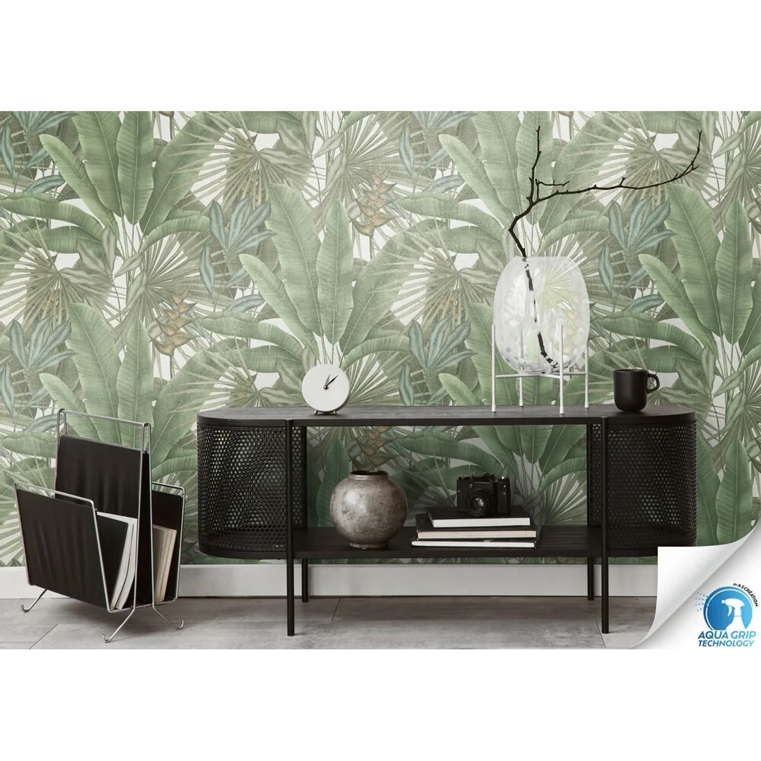 A.S. Création Vliestapete mit Palmenmuster in Grün und Beige an der Wand.