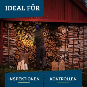 Mann inspiziert Holzstapel mit Rapid LED-Arbeitsleuchte. Akku-Baustrahler mit verstellbarem Lichtkegel.