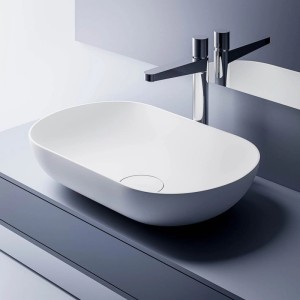 Weißes Bernstein Aufsatzwaschbecken O-541 aus Mineralguss auf Waschtisch.