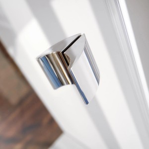 Detailaufnahme: Chromfarbenes Scharnier der Breuer Runddusche Espira mit Klarglas.