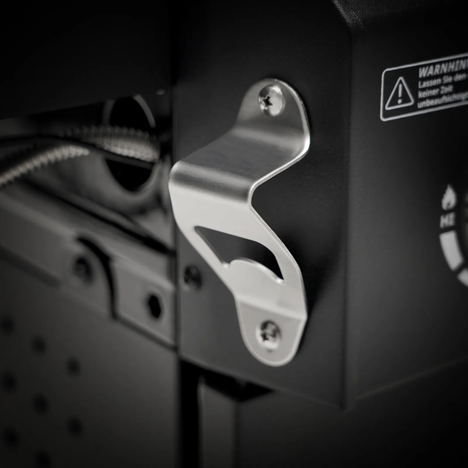 Detailaufnahme: Flaschenöffner am Taino Platinum Yamara Dark 4+2 Gasgrill.