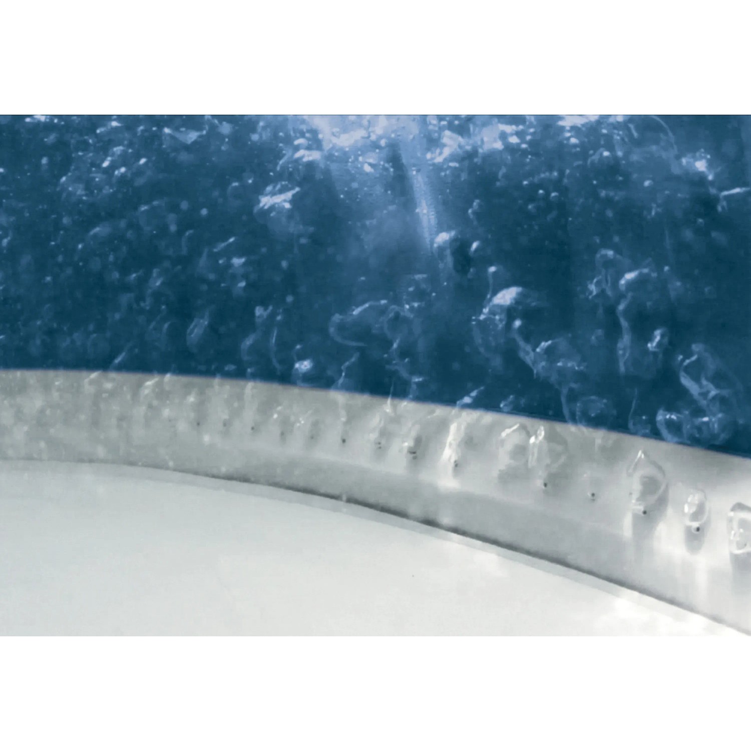 Detailaufnahme: Sprudelndes Wasser im Intex PureSpa Plus Bubble Massage Whirlpool.