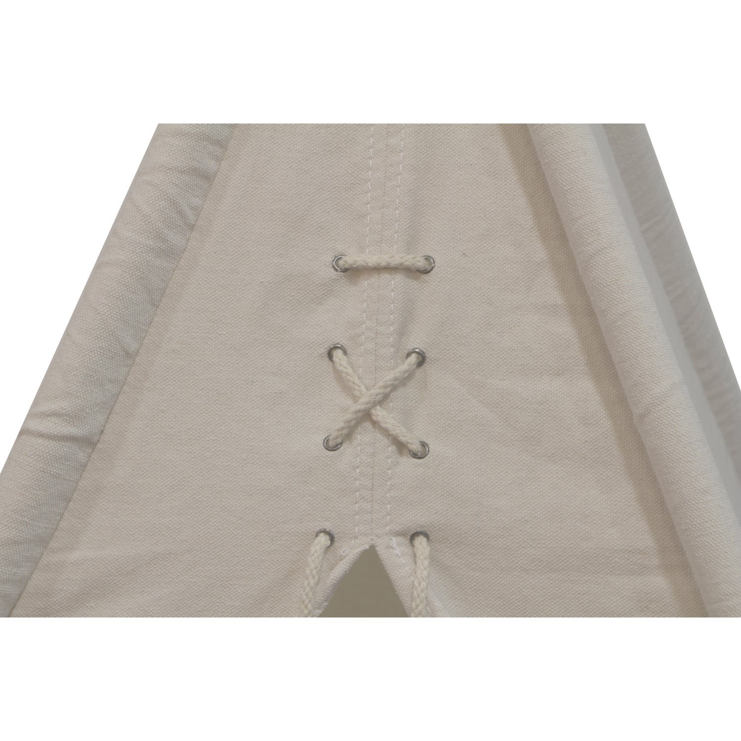 Detailansicht: Weißes Tipi Zelt Alba, Schnürung und Stoffstruktur sichtbar.