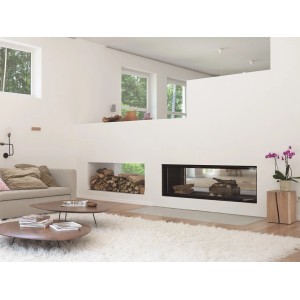 Heller Wohnraum mit Alpina Wandfarbe Weiß Matt, Kamin und Holzlager.