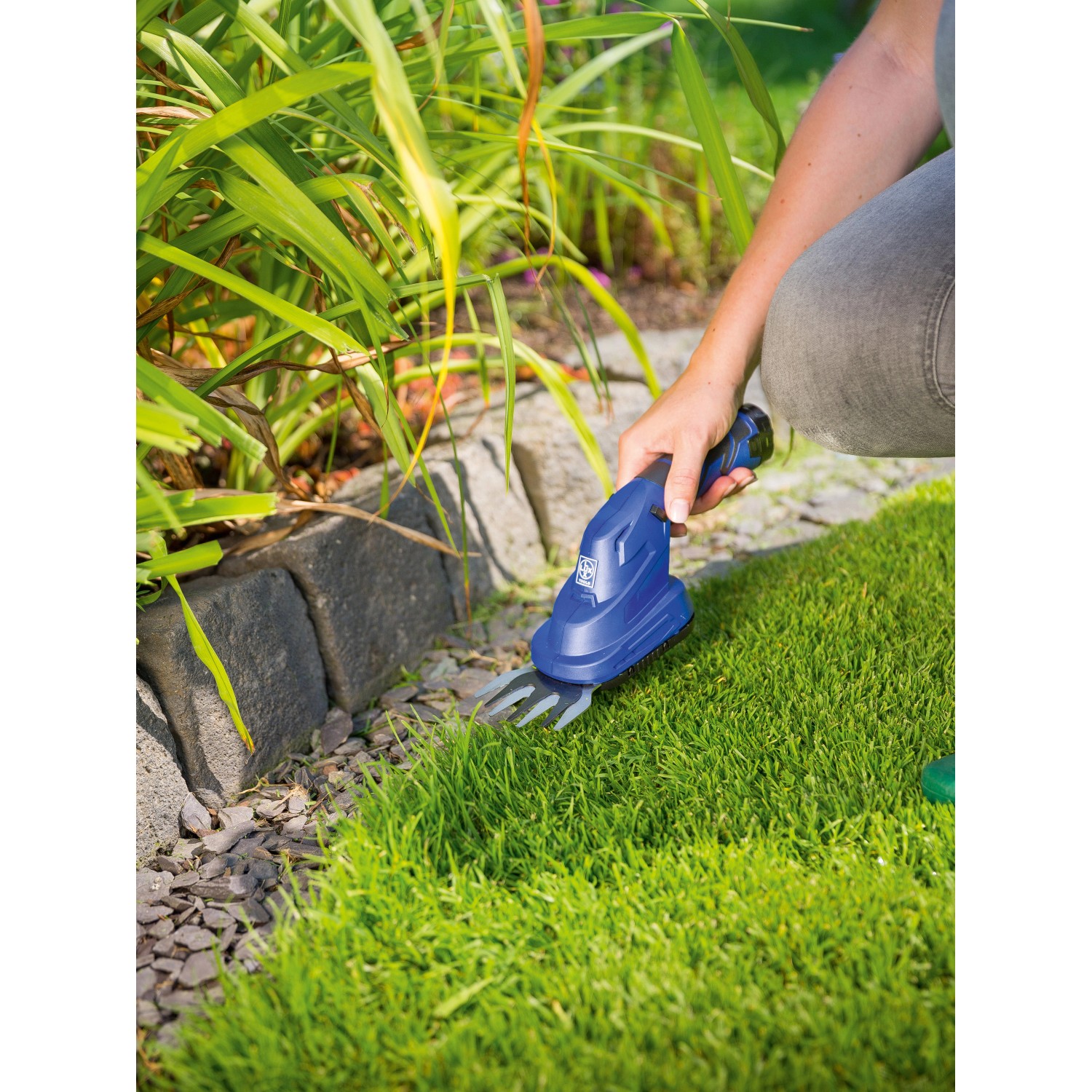 LUX Akku-Gras- und Strauchschere A-GS 80/110 im Einsatz zum Schneiden von Rasenkanten.