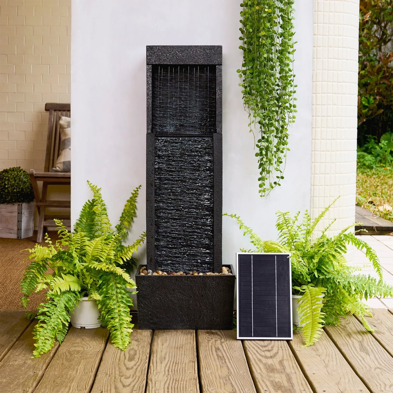 Schwarzer Teamson Home Gartenbrunnen (97 cm) mit Solarpanel für den Außenbereich.