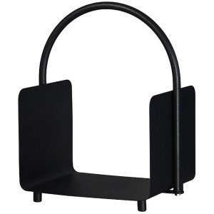 Schwarzer, beschichteter Lienbacher Holzkorb für Kaminholz.