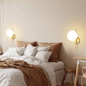 Moderne ZMH Wandleuchte mit goldenem Metall und weißem Glaskugel-Lampenschirm im Schlafzimmer. E27-Fassung.