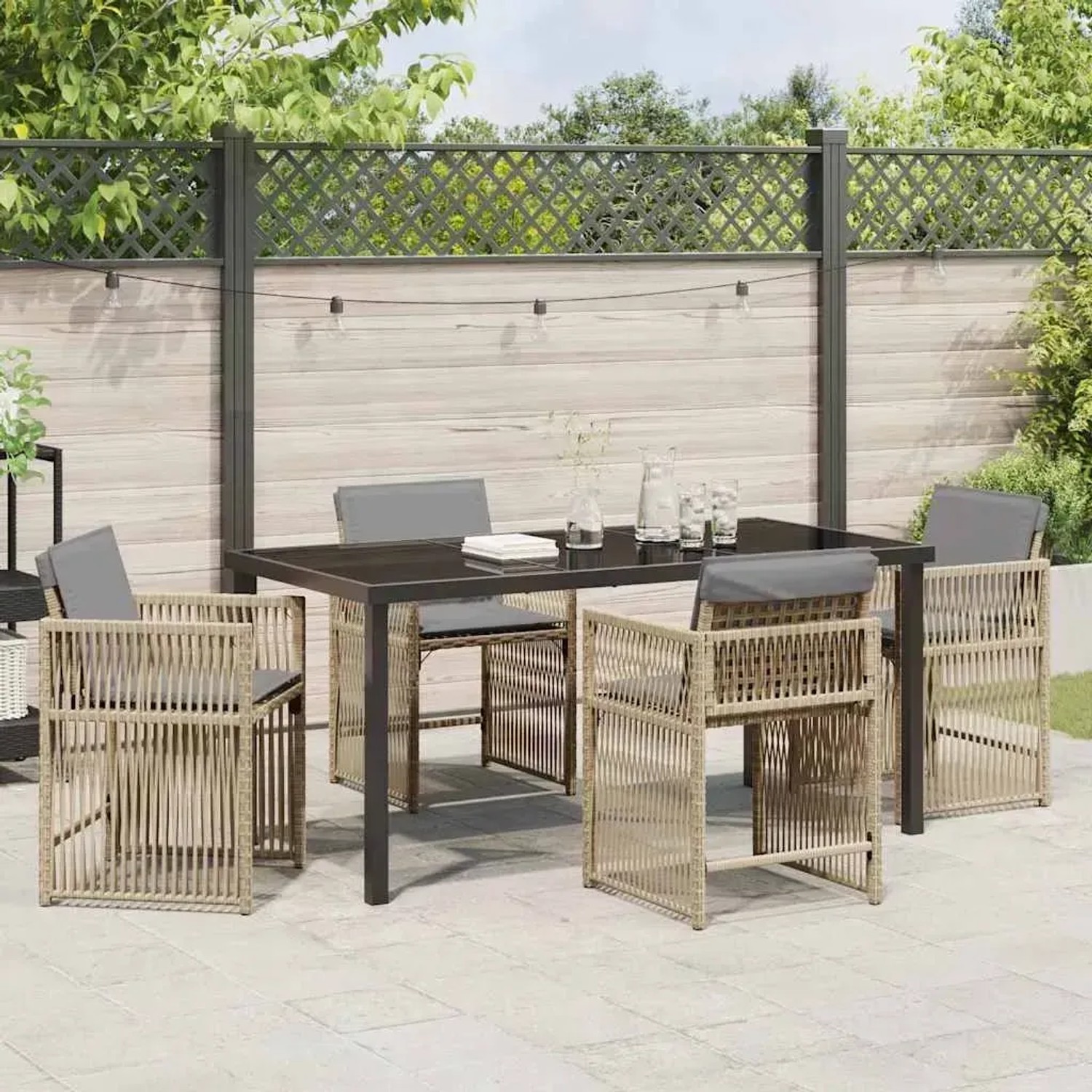 Beige 5-teilige Garten Essgruppe aus Poly Rattan. Gartentisch mit 4 Stühlen und grauen Sitzkissen.