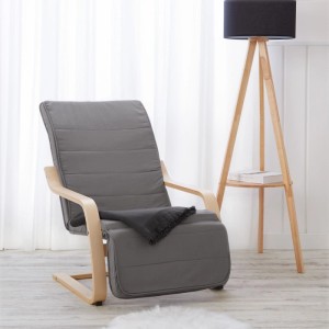 Grauer Relaxsessel mit gepolsterter Sitzfläche, verstellbarer Fußstütze und hellem Holzgestell.