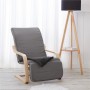 Grauer Relaxsessel mit gepolsterter Sitzfläche, verstellbarer Fußstütze und hellem Holzgestell.