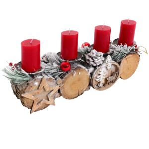 Adventsgesteck mit roten Kerzen, Kugeln und Holzdeko. Rustikale Weihnachtsdekoration.
