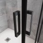Detailaufnahme: Schwarze AICA Duschkabine mit Drehtür und Griff. Eckeinstieg, 6mm Nanoglas.