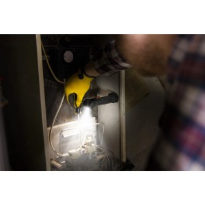 Energizer Hardcase Pivot Arbeitslampe im Einsatz, leuchtet einen Heizkessel aus. Inkl. Batterien.