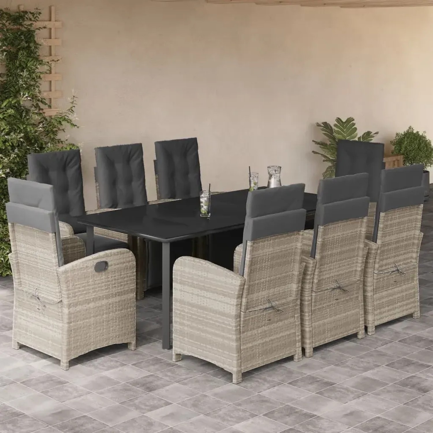 9-teilige Garten Essgruppe mit hellgrauem Rattan, inklusive Tisch und Stühlen mit Kissen.