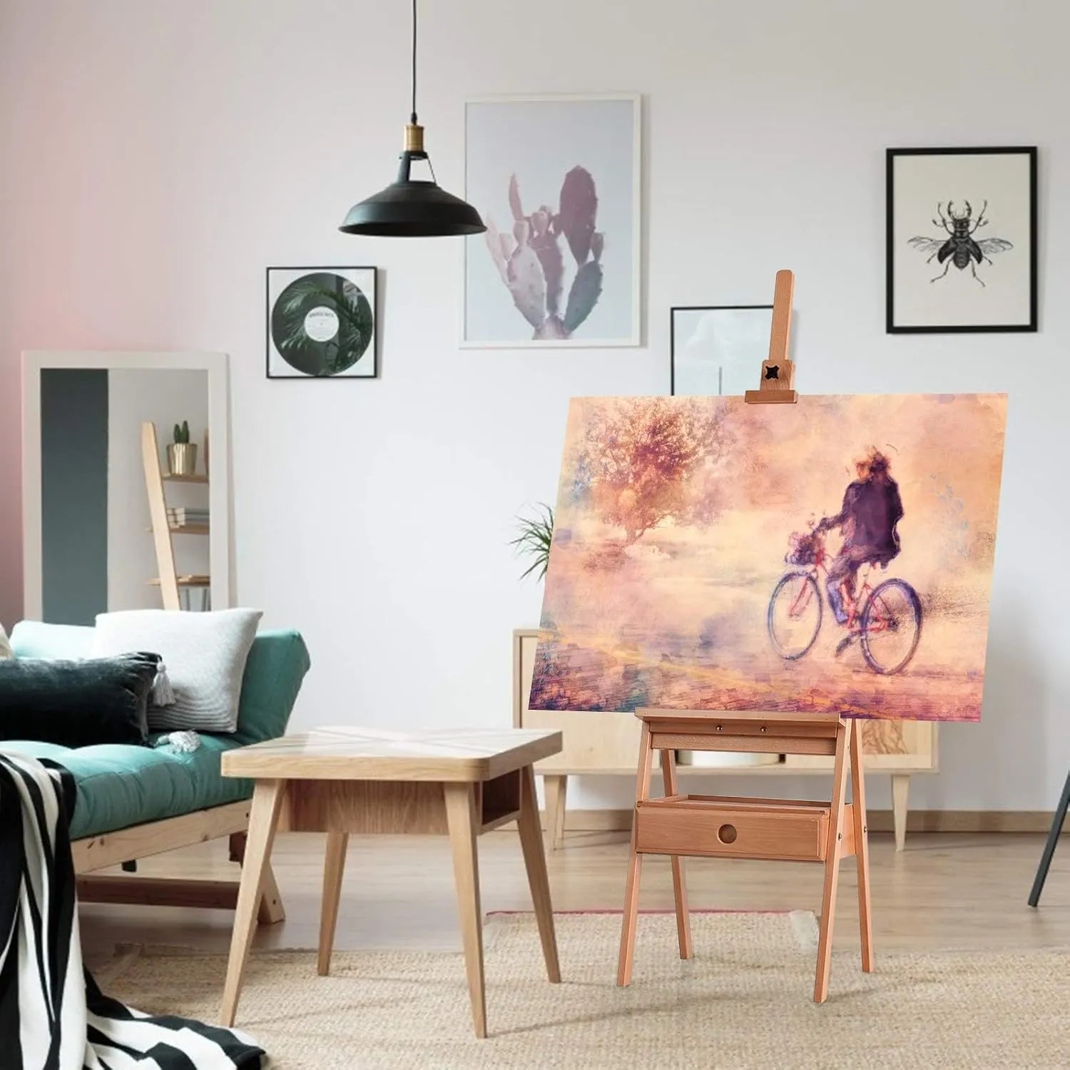 Verstellbare Staffelei aus Buchenholz mit Ablage und Schublade, hält eine Leinwand in einem hellen Wohnzimmer.