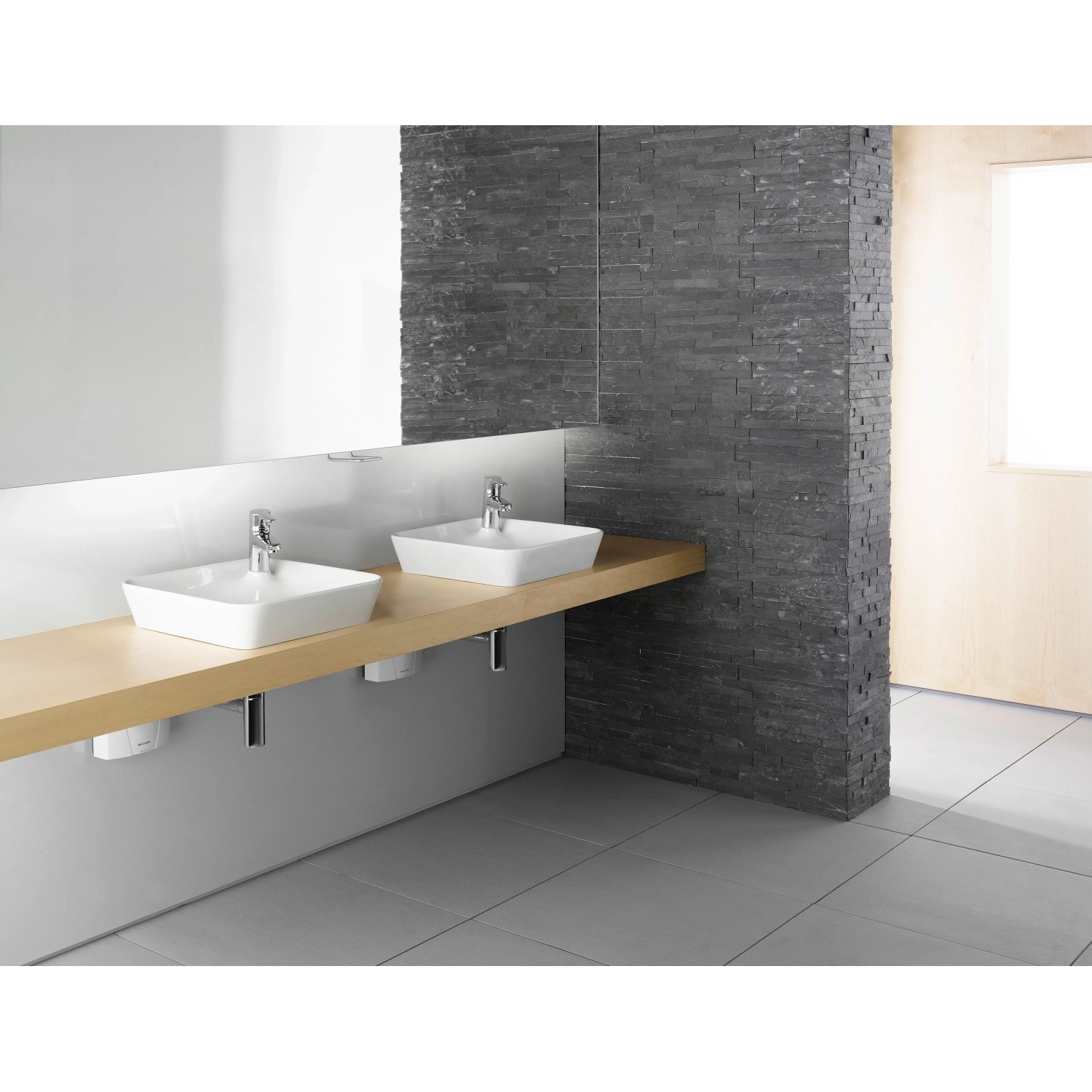 Clage Kleindurchlauferhitzer MBH3 unter Waschbecken montiert. Warmwasserbereitung im Bad.