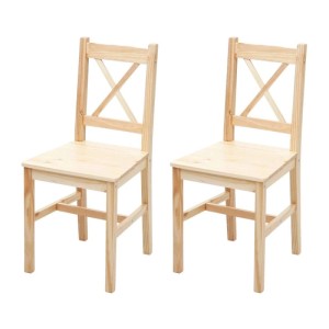 Zwei helle Esszimmerstühle aus lasiertem Kiefernholz im Landhausstil mit X-Rückenlehne, als 2er-Set.