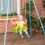 Fröhliches Baby in bunter Outsunny 3-in-1 Schaukel mit verstellbaren Seilen im Garten.