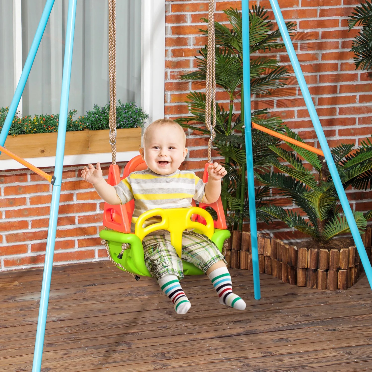 Fröhliches Baby in bunter Outsunny 3-in-1 Schaukel mit verstellbaren Seilen im Garten.