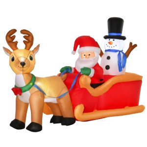 Aufblasbare Weihnachtsdekoration: Weihnachtsmann auf rotem Schlitten mit Schneemann, gezogen von einem Rentier.