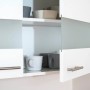 Detailaufnahme: Weiße Oberschränke der Respekta Winkelküche mit Glaseinsatz und Geschirr.