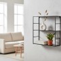 Schwarzes Metall-Regal Pinnock, 60x60x20 cm, mit Deko an der Wand.