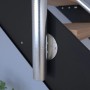 Detailaufnahme: Schwarze Treppe Kos mit Eiche Stufen und Edelstahl Geländer.