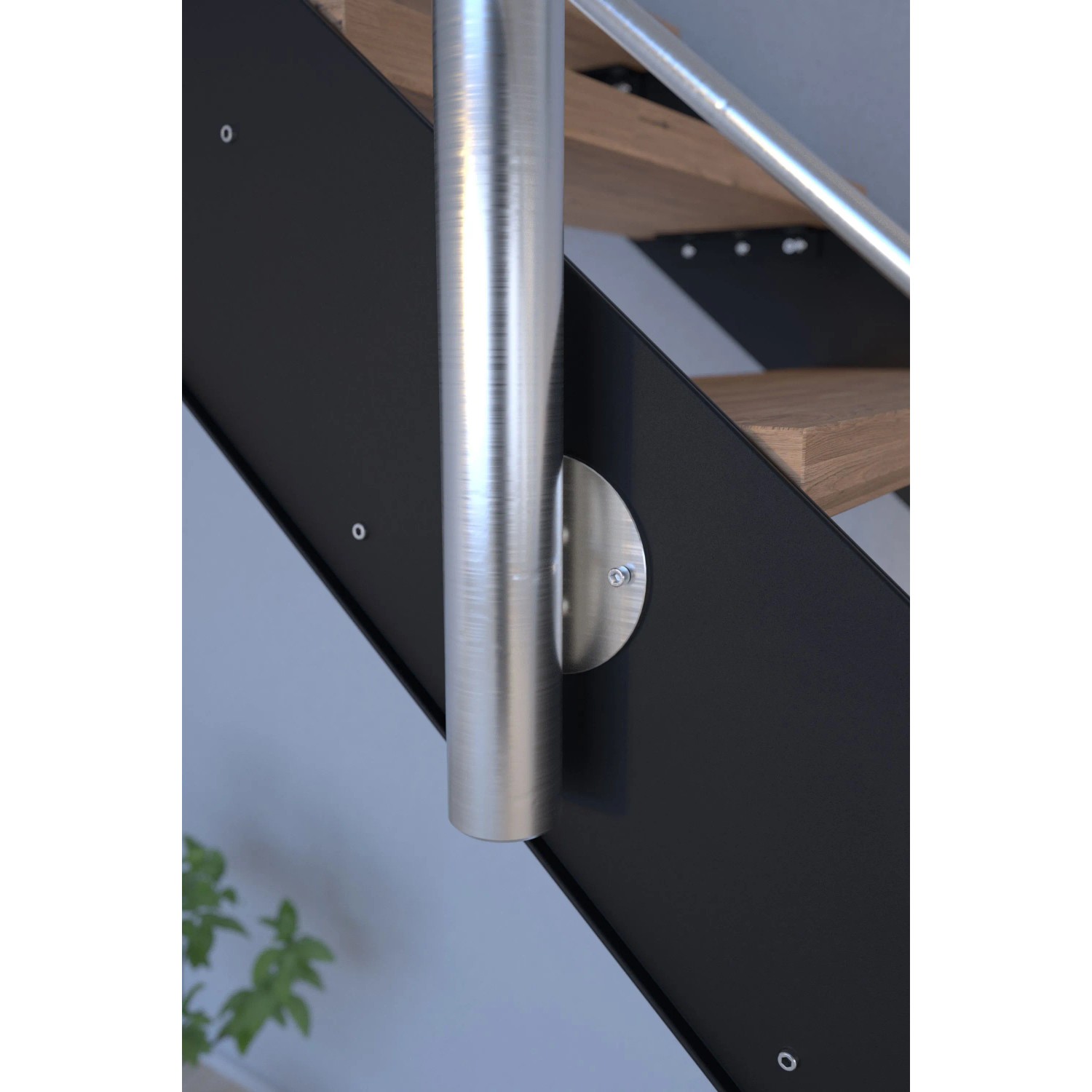 Detailaufnahme: Schwarze Treppe Kos mit Eiche Stufen und Edelstahl Geländer.