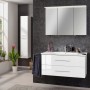 Badezimmer mit weißem Fackelmann Spiegelschrank B.Perfekt (100 cm) und passendem Waschbeckenunterschrank.