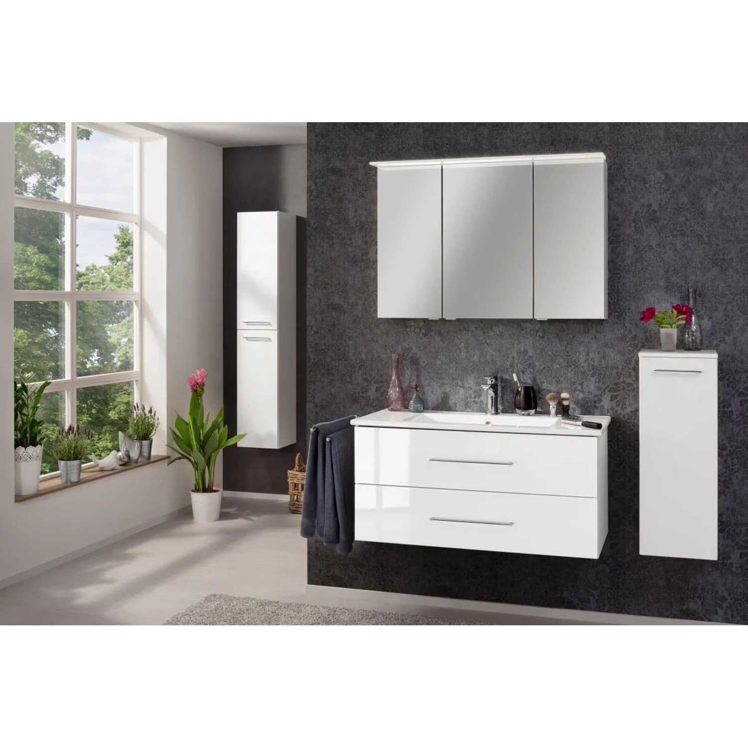 Badezimmer mit weißem Fackelmann Spiegelschrank B.Perfekt (100 cm) und passendem Waschbeckenunterschrank.