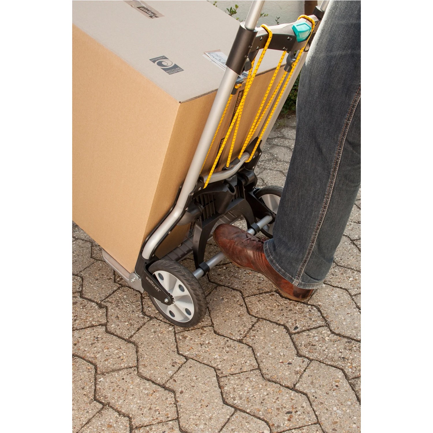 Wolfcraft Sackkarre TS 850 mit Karton und Fuß auf Ankipphilfe. Klappbare Transportkarre mit 100 kg Traglast.