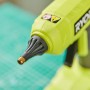 Ryobi Akku-Heißklebepistole RGLU18-0 One+ (18 V) mit 12 mm Klebesticks, Nahaufnahme.