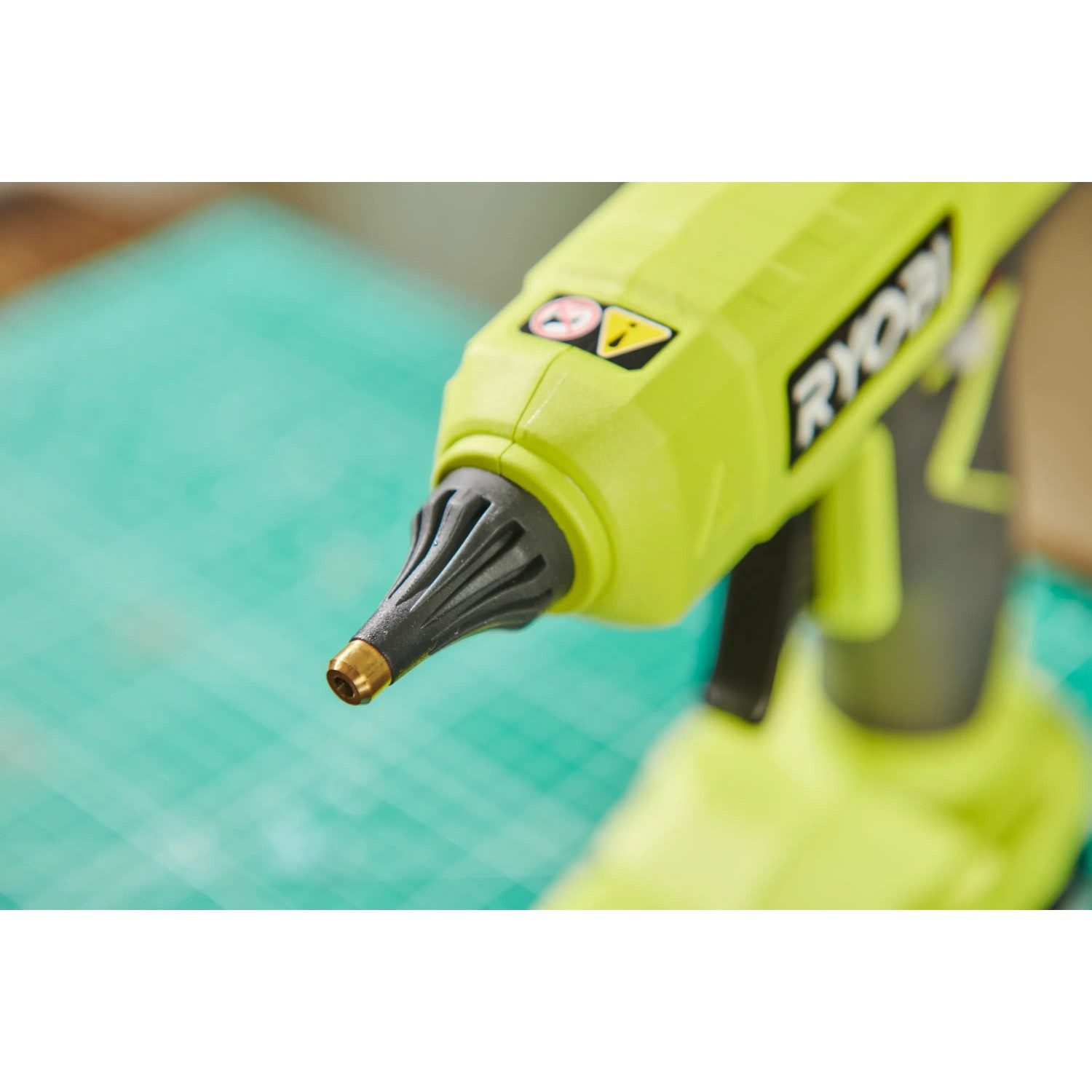 Ryobi Akku-Heißklebepistole RGLU18-0 One+ (18 V) mit 12 mm Klebesticks, Nahaufnahme.