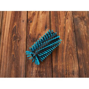 Gardena Walzenbürste Medium für AquaBrush Akku-Multi-Reiniger, blaue Borsten auf Holz.