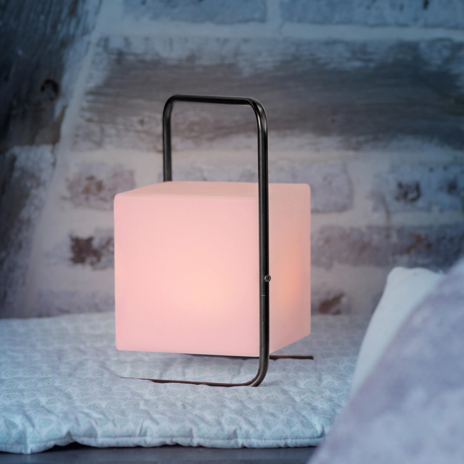 Just Light LED-Tischleuchte Keno, schwarz, 29cm hoch. Kubusförmiger Lampenschirm mit Tragegriff leuchtet rosa.