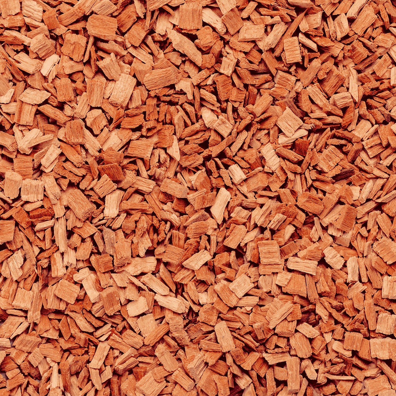 Nahaufnahme von orangefarbenen Galamio Holzhackschnitzeln als Dekormulch.