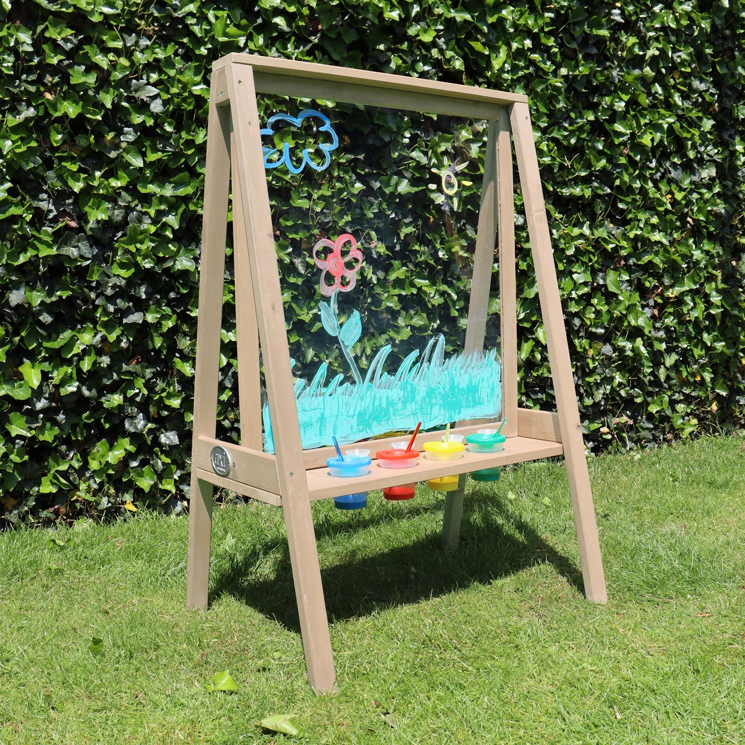 Axi Kinderstaffelei Eric, naturbraune Holzstaffelei mit Plexiglas und Malzubehör im Garten.
