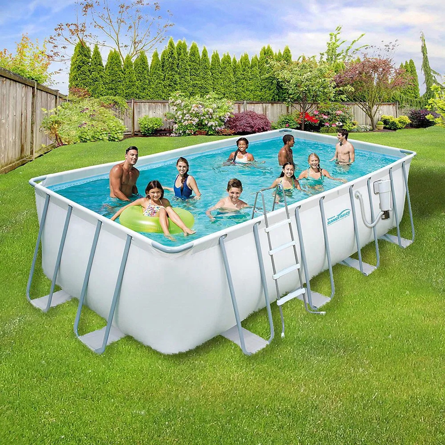 Hellgrauer Summer Fun Elite Frame Pool (549x274x132cm) mit Stahlrahmen und Badegästen im Garten.
