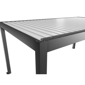Detailansicht der Biohort Pergola 5,5 m x 3 m in Quarzweiß, Terrassenüberdachung mit Lamellendach.