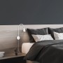 Weiße Briloner LED Bettleuchte Tusa, schwenkbar, am Bett montiert. Nachttischlampe mit Flexarm.