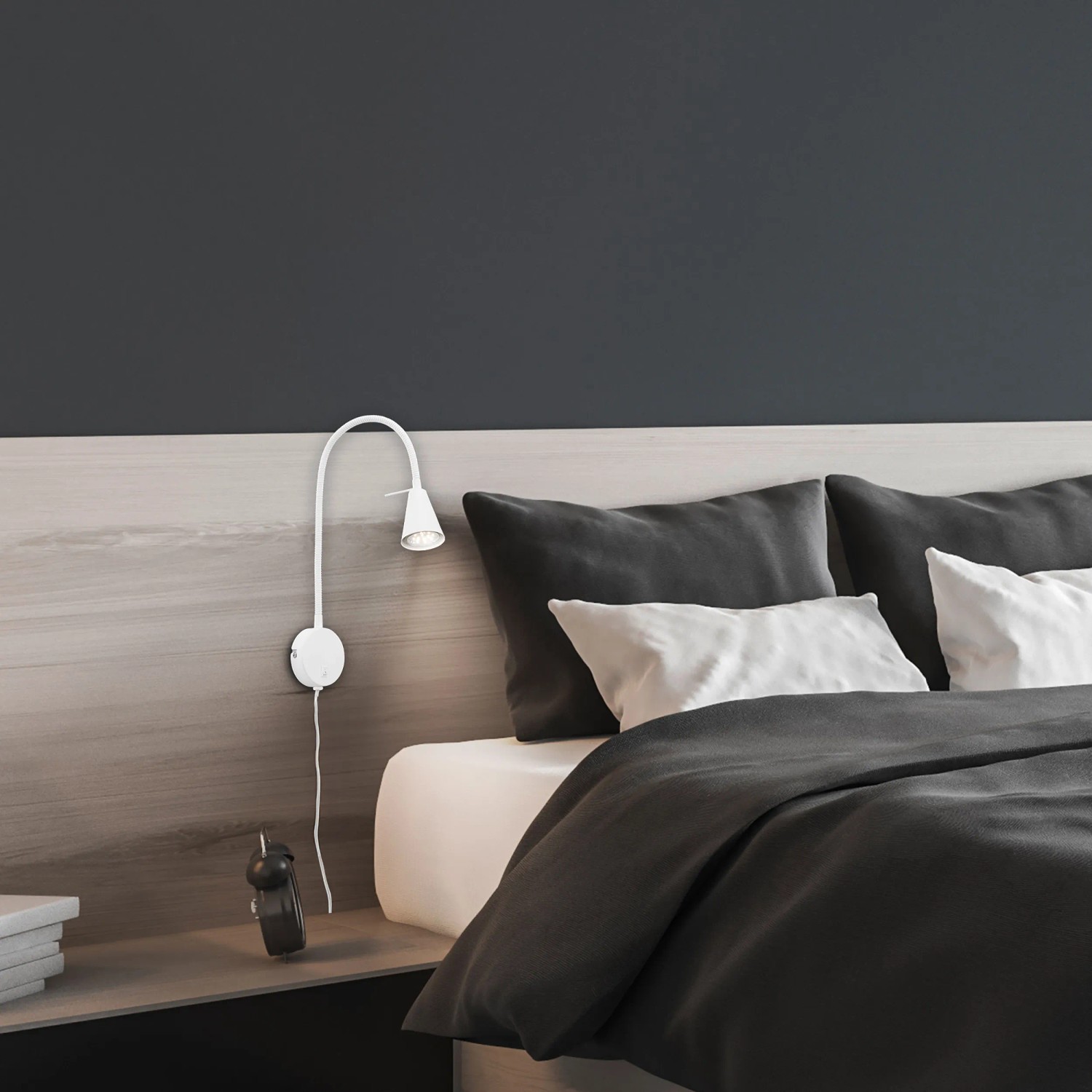 Weiße Briloner LED Bettleuchte Tusa, schwenkbar, am Bett montiert. Nachttischlampe mit Flexarm.