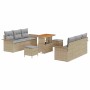 Beiges 9-teiliges Garten-Sofa-Set aus Poly Rattan mit Tisch und Hockern.