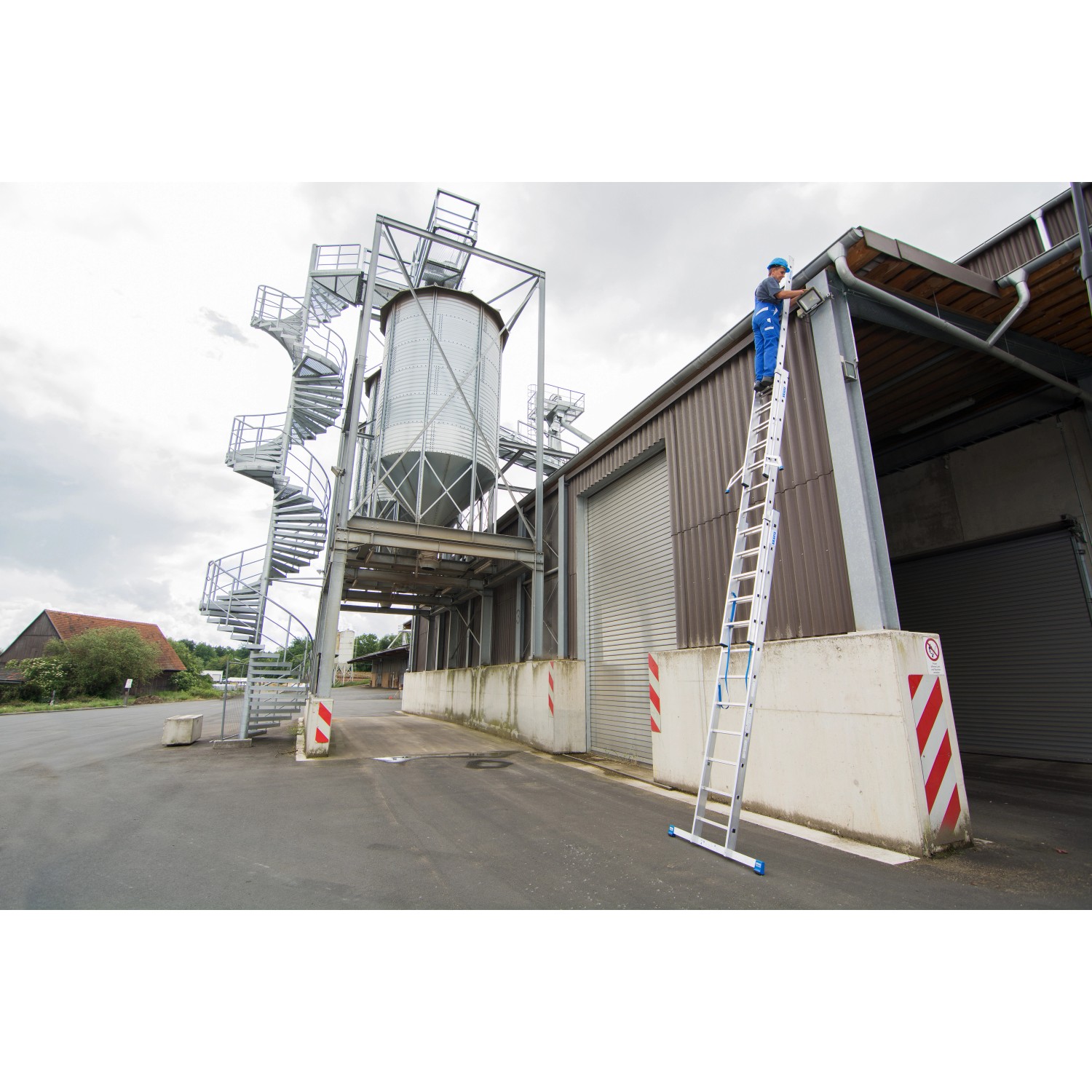 Krause Vielzweckleiter 3x12 Sprossen im Einsatz an Gebäude, Aluminium Leiter mit Wandlaufrollen.