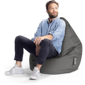 Anthrazitfarbener Sitting Point Sitzsack Brava 120 l mit sitzendem Mann.