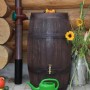 Arves Regentonne Barrique 250 l, dunkelbraun, in Holzfass-Optik mit Zubehör im Garten.
