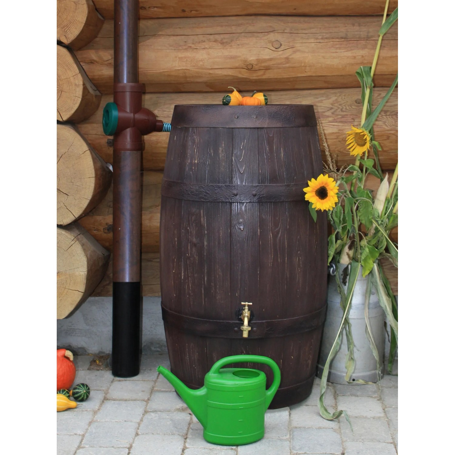 Arves Regentonne Barrique 250 l, dunkelbraun, in Holzfass-Optik mit Zubehör im Garten.