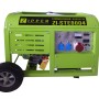 Grüner Zipper Stromerzeuger ZI-STE8004 mit 8 kW, Rädern und Griffen.