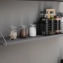 Anthrazitfarbenes MDF-Wandregal Oldham (80x20cm) mit Deko-Elementen. Modernes Design für Regale & Regalböden.